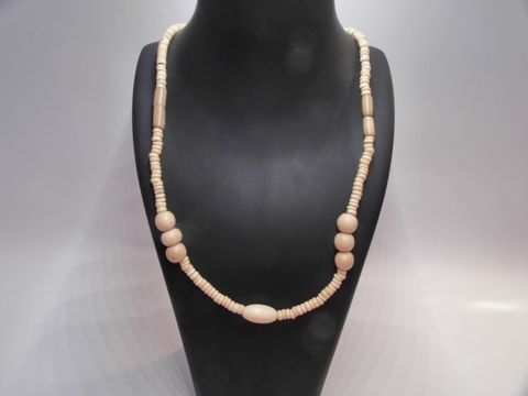 Holzkette in naturbraun aus Holz mit verschiedenen Perlenformen, 19 mm dick und 60 cm lang, hergestellt von Juwelier Harnisch, passt zu lässigen und eleganten Outfits.