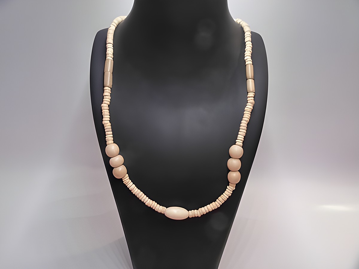 Holzkette in naturbraun aus Holz mit verschiedenen Perlenformen, 19 mm dick und 60 cm lang, hergestellt von Juwelier Harnisch, passt zu lässigen und eleganten Outfits.