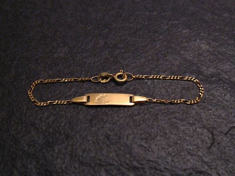 Armband Gravurplatte mit Hase Gold Länge 14 cm FIGARO, Hersteller Juwelier Harnisch, zeigt eine feine Goldkette mit gravierbarem Element für persönliche Botschaften.