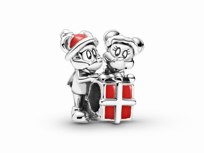 Charm von Pandora zeigt Mickey und Minnie Mouse in festlicher Stimmung mit einem Geschenk in der Mitte, aus Silber und Emaille gefertigt, ideal als Geschenk für Disney-Fans.