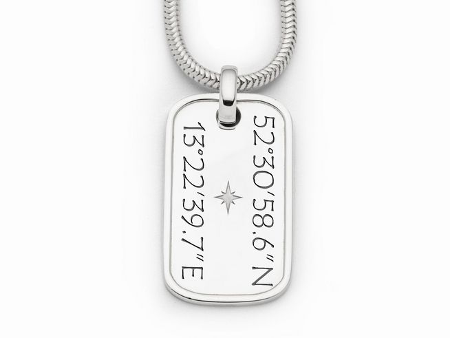 Sterling Silber rhodinierten DUR Anhänger mit den Koordinaten 52°30'58.6"N 13°22'39.7"E und einem eingeprägten Kreuz in der Mitte, an einer feinen Kette.