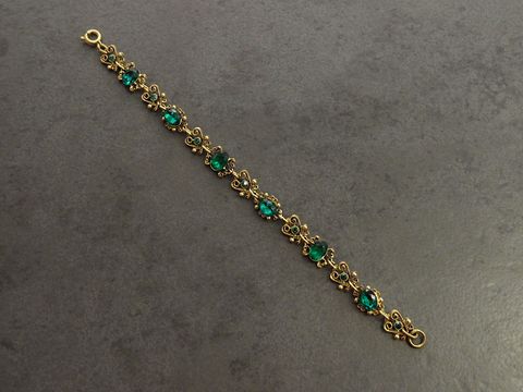 Strass Armband verschnörkelt in grün mit goldfarbenem Design, Länge 18,5 cm, Hersteller Juwelier Harnisch, ideal für schicke Anlässe.