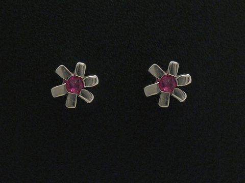 Weiße Gold Ohrstecker bezaubernd mit Rubin, Hersteller Juwelier Harnisch, stilvolle Ohrringe mit floralem Design, elegant und funkelnd ideal für besondere Anlässe.