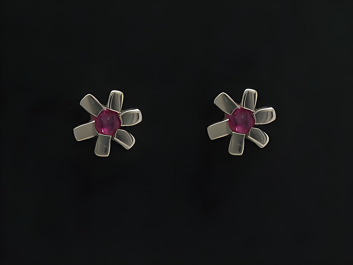 Weiße Gold Ohrstecker bezaubernd mit Rubin, Hersteller Juwelier Harnisch, stilvolle Ohrringe mit floralem Design, elegant und funkelnd ideal für besondere Anlässe.