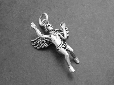 Engel - 925 Sterling Silber Anhänger -winkend-, Hersteller: Juwelier Harnisch, zeigt einen detailreichen Engel mit Flügeln in einer fröhlichen Pose.