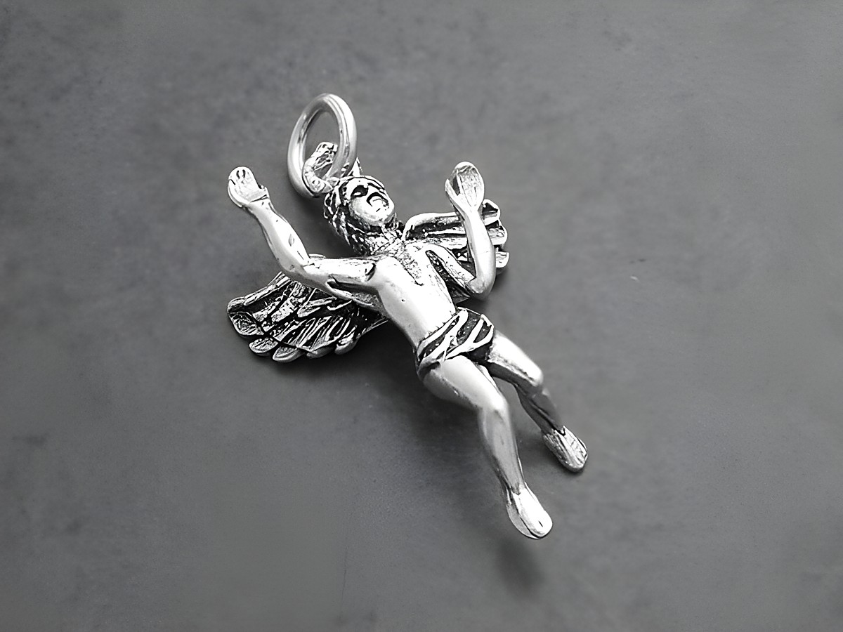 Engel - 925 Sterling Silber Anhänger -winkend-, Hersteller: Juwelier Harnisch, zeigt einen detailreichen Engel mit Flügeln in einer fröhlichen Pose.