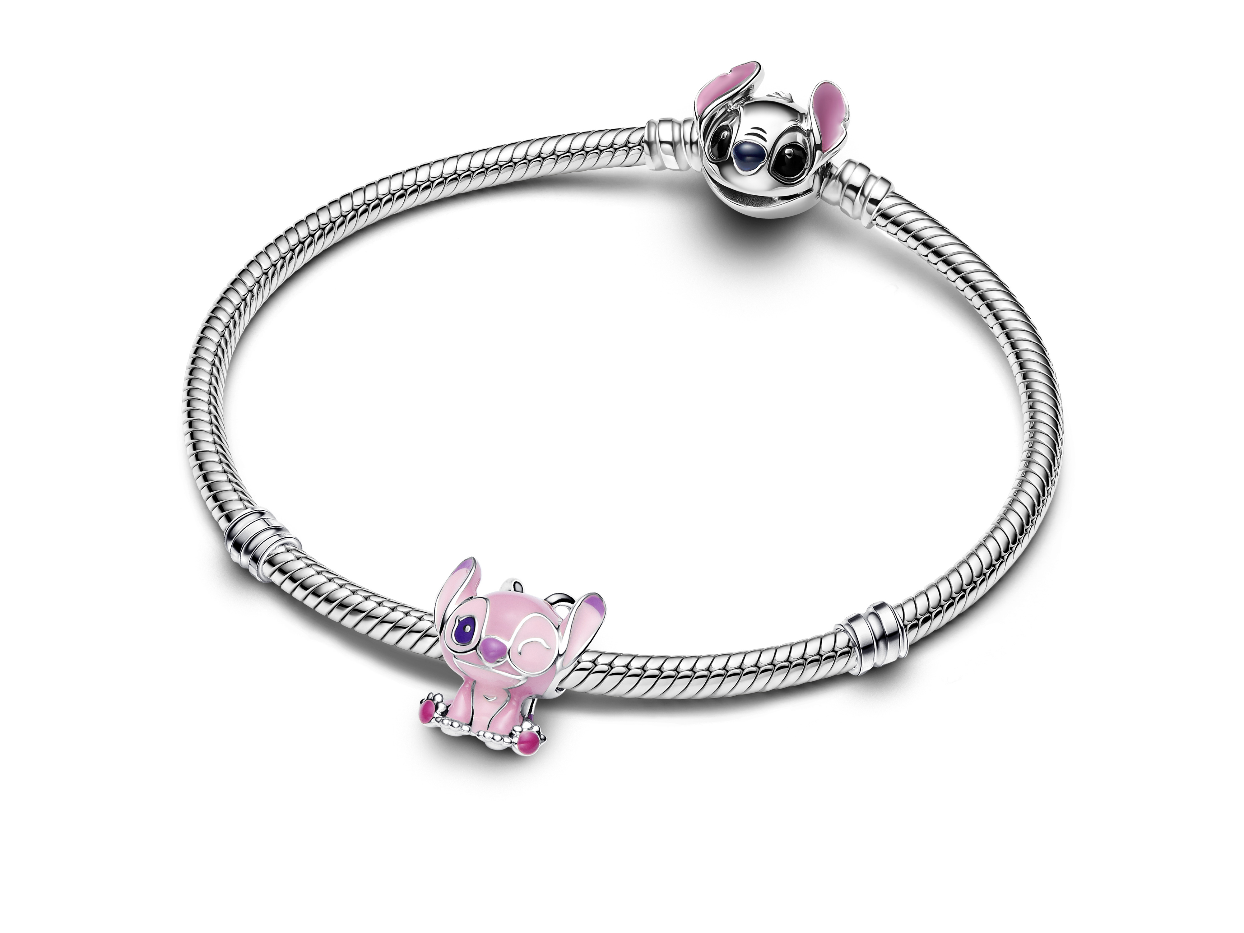 Sterling Silber Armband mit zwei charmanten Disney Stitch Anhängern, einer mit Flügeln in Pink, die eine verspielte und farbenfrohe Ergänzung für jeden Schmuckliebhaber darstellen.