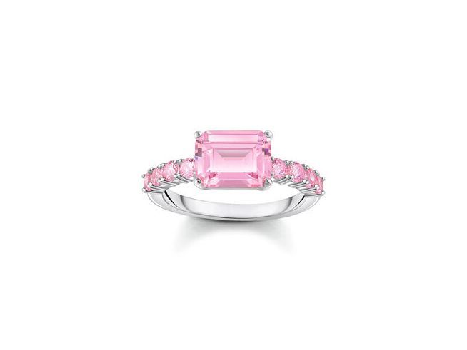 Rosa-Pink Solitärring aus Silber mit Zirkonia von Thomas Sabo, Highlight ist der große, rechteckige rosafarbene Stein in der Mitte, umgeben von kleineren Zirkonia-Steinen, Größe 56.