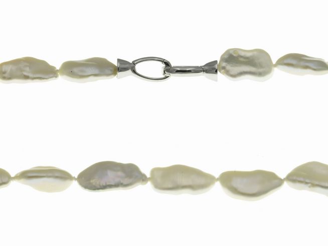 Perlenkette mit einer Länge von 44 cm aus weißen Barock-Zuchtperlen in flacher Form, gefertigt von Juwelier Harnisch, klassisches Design, mit elegantem Verschluss aus Silber.
