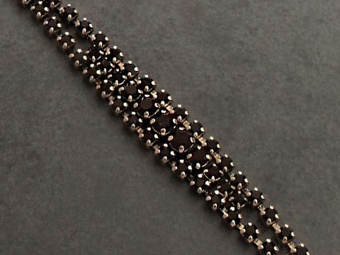 Strass Armband in granatrot mit goldfarbenen Elementen, edel und stilvoll, Hersteller Juwelier Harnisch, Länge 19,5 cm, ideal für besondere Anlässe.