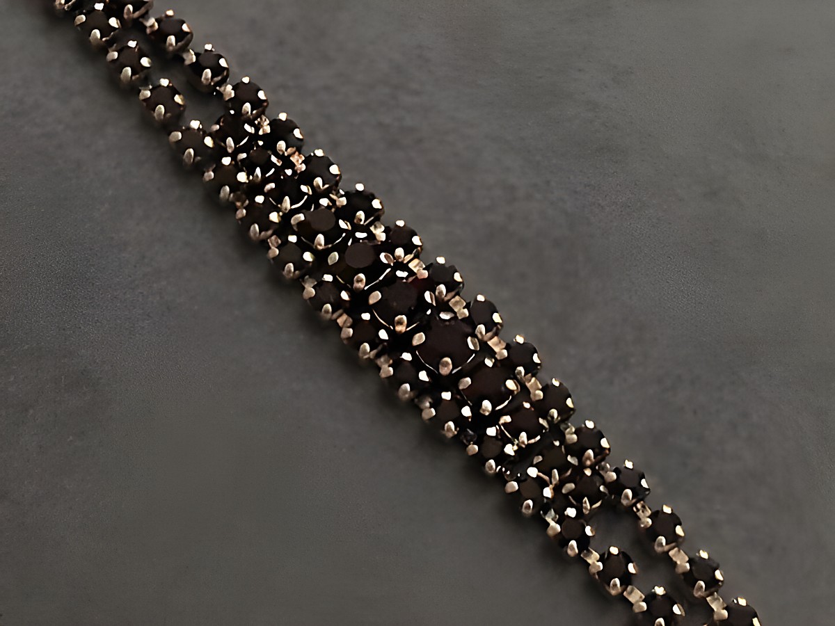 Strass Armband in granatrot mit goldfarbenen Elementen, edel und stilvoll, Hersteller Juwelier Harnisch, Länge 19,5 cm, ideal für besondere Anlässe.
