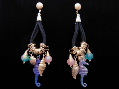 Ohrringe mit Muscheln, bunten Kugeln und Seepferdchen aus Modeschmuck, Hersteller Juwelier Harnisch, inklusive Ear Cuffs, ideal für einen sommerlichen Look.