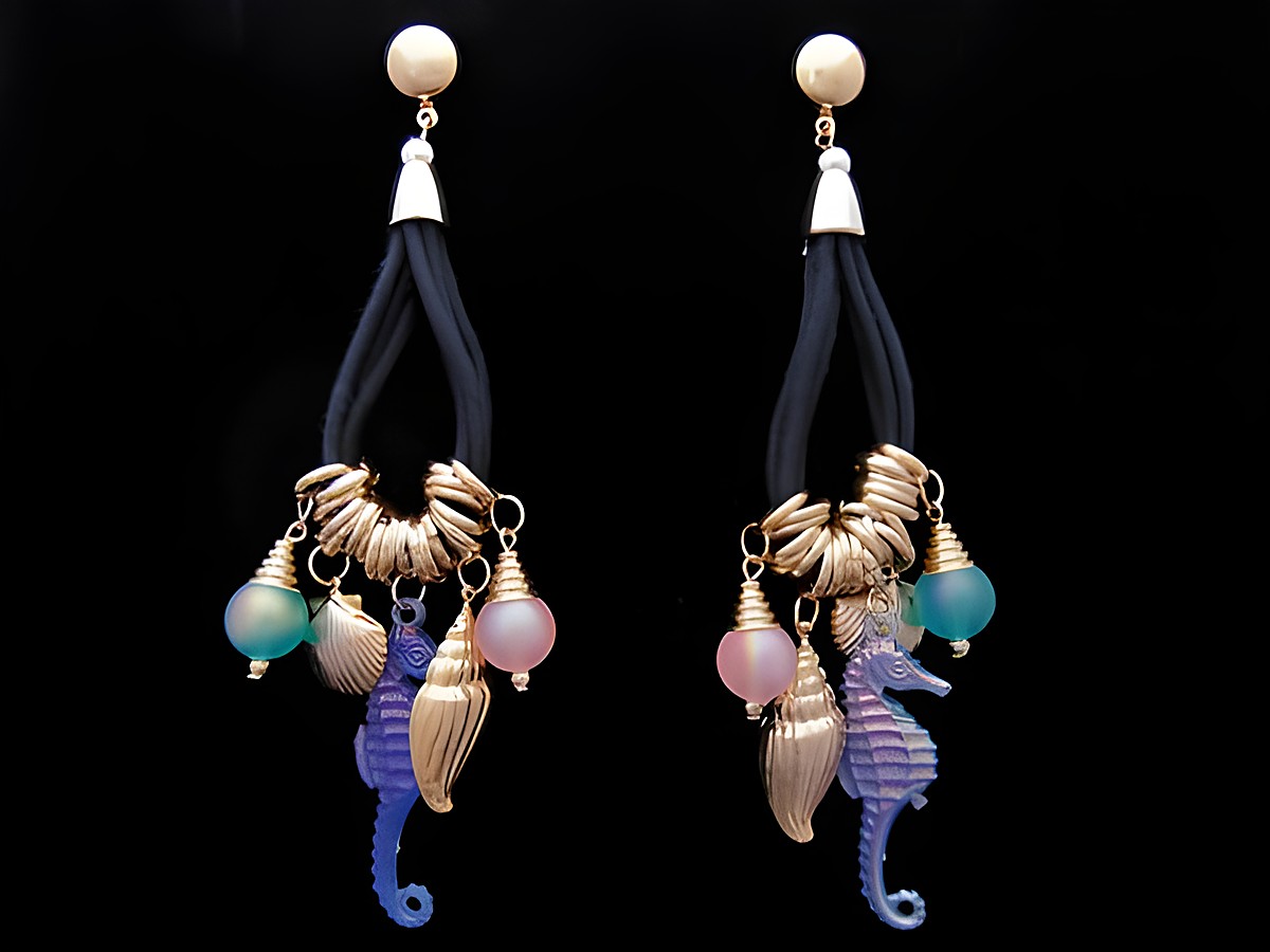 Ohrringe mit Muscheln, bunten Kugeln und Seepferdchen aus Modeschmuck, Hersteller Juwelier Harnisch, inklusive Ear Cuffs, ideal für einen sommerlichen Look.