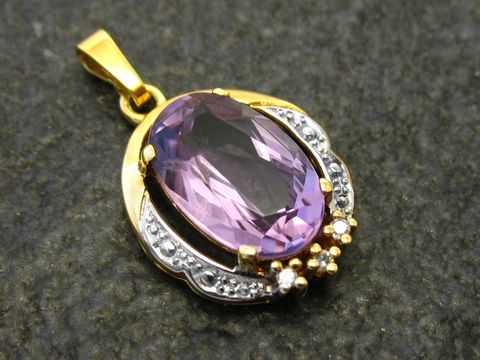 Gold Anhänger in Bicolor mit einem großen ovalen Amethyst und funkelnden Diamanten, von Juwelier Harnisch, elegant und edel gestaltet. Ideal als Schmuckstück für besondere Anlässe.