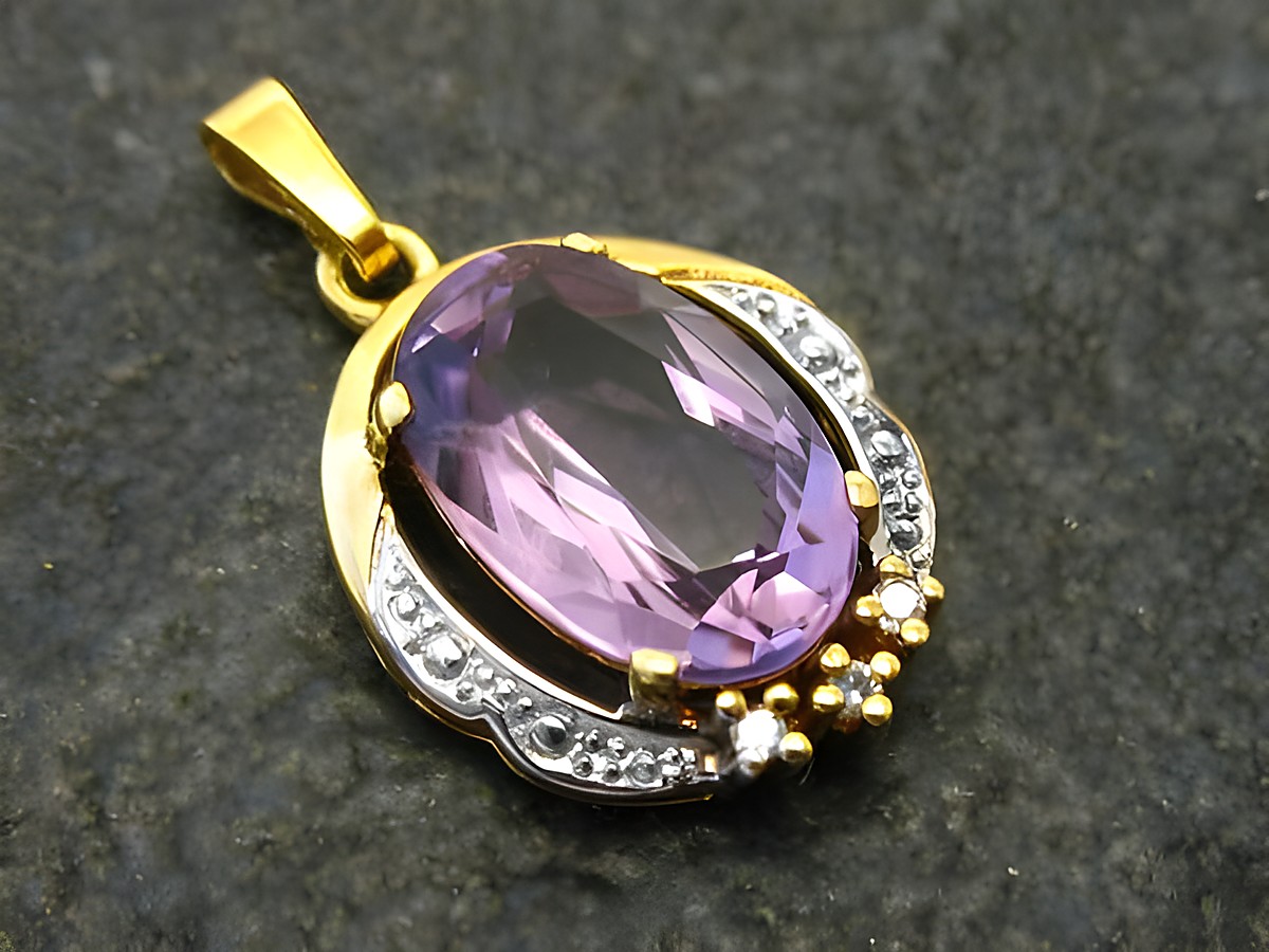 Gold Anhänger in Bicolor mit einem großen ovalen Amethyst und funkelnden Diamanten, von Juwelier Harnisch, elegant und edel gestaltet. Ideal als Schmuckstück für besondere Anlässe.