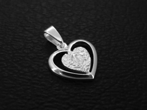Silber Anhänger Herz, zeitlos, teilmattiert, flach, von Juwelier Harnisch, in elegantem Design mit innerem Herzmotiv, ideal als Schmuckstück für besondere Anlässe.
