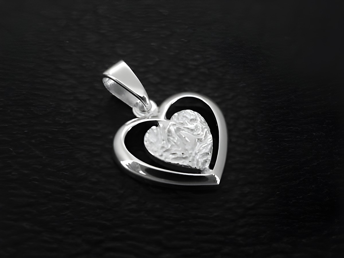 Silber Anhänger Herz, zeitlos, teilmattiert, flach, von Juwelier Harnisch, in elegantem Design mit innerem Herzmotiv, ideal als Schmuckstück für besondere Anlässe.