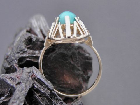 Goldring charismatisch Gr. 53 in Türkis und Gold 333, Hersteller Juwelier Harnisch, bis Gr. 54/17,5, zeigt einen eleganten Ring mit einer leuchtenden türkisfarbenen Steinfassung.