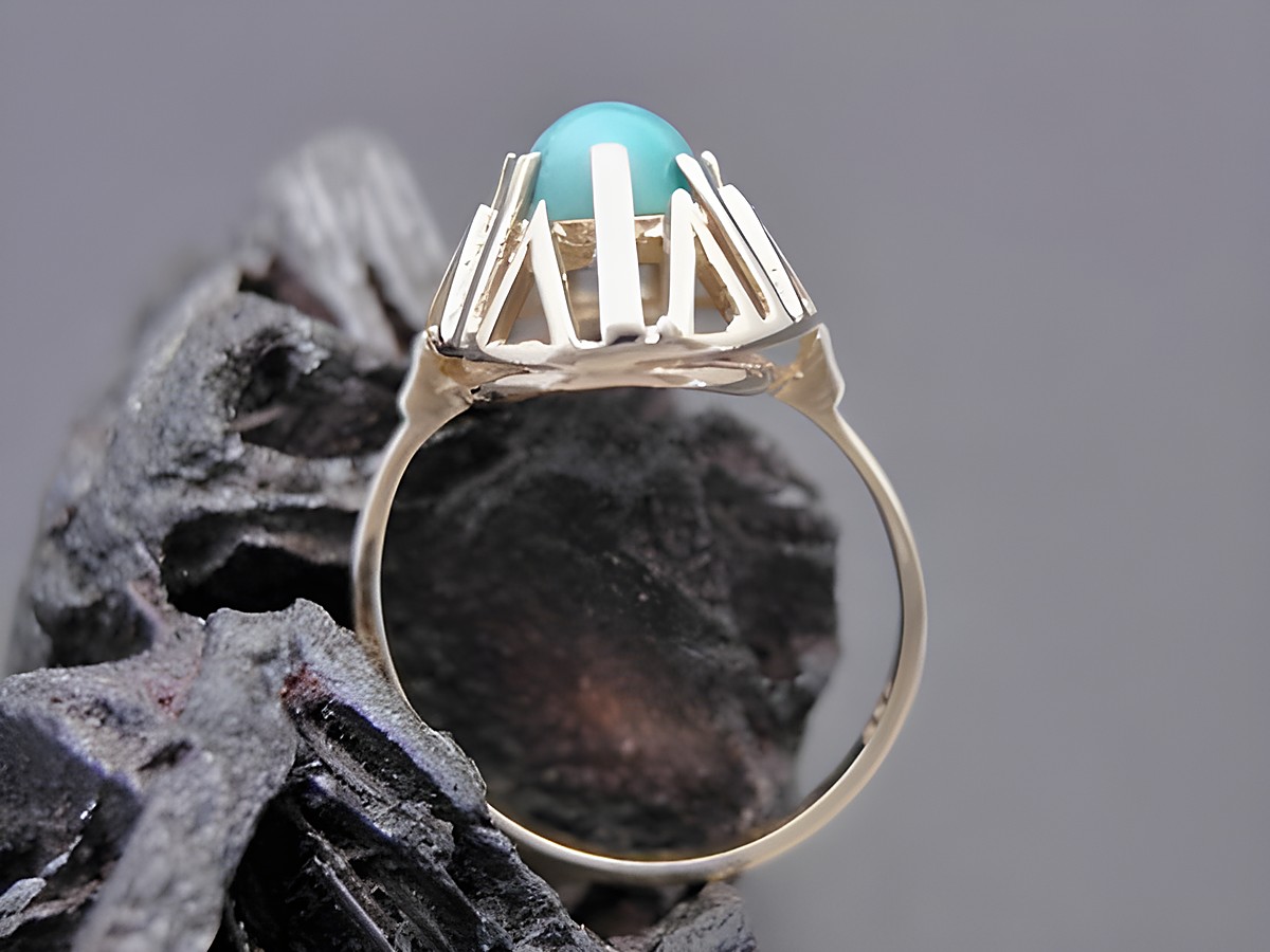 Goldring charismatisch Gr. 53 in Türkis und Gold 333, Hersteller Juwelier Harnisch, bis Gr. 54/17,5, zeigt einen eleganten Ring mit einer leuchtenden türkisfarbenen Steinfassung. – Ansicht 2
