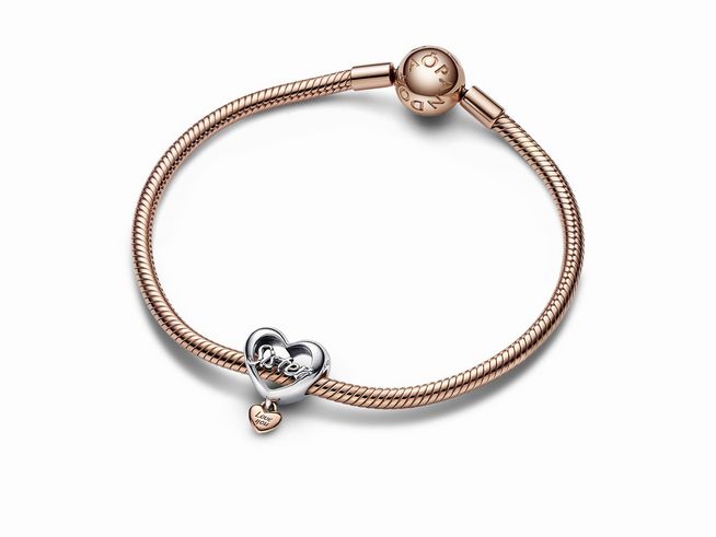 Pandora Love You Sister Herz-Charm aus 585 Roségold und Silber, elegantes Armband mit Herzanhänger für eine besondere Verbindung und stilvolle Akzente.