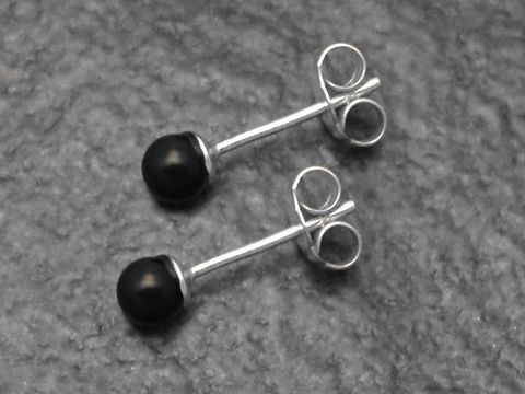 Silber Ohrring - Echt Silber & Echter Stein Onyx 4mm, Hersteller Juwelier Harnisch, schlichtes Design mit runden Onyx-Steinen, ideal für jeden Anlass.