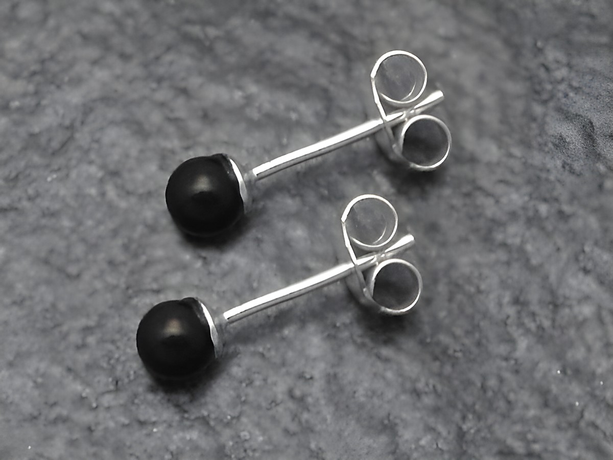 Silber Ohrring - Echt Silber & Echter Stein Onyx 4mm, Hersteller Juwelier Harnisch, schlichtes Design mit runden Onyx-Steinen, ideal für jeden Anlass.