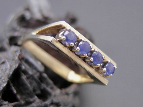 Goldring aufregend Gr. 52,5 mit Safiren aus Gold 585, Hersteller Juwelier Harnisch, bis Gr. 54/17,5, elegantes Design mit vier blauen Edelsteinen.