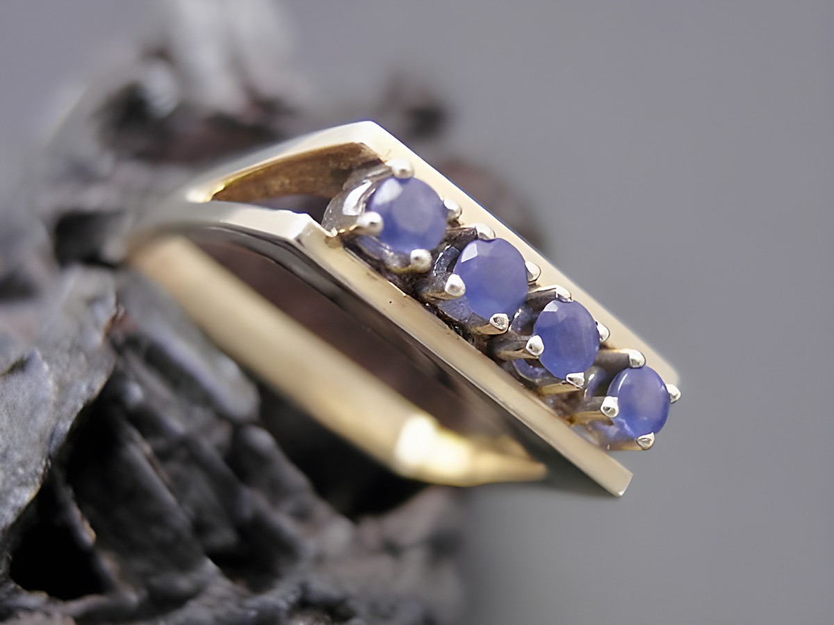 Goldring aufregend Gr. 52,5 mit Safiren aus Gold 585, Hersteller Juwelier Harnisch, bis Gr. 54/17,5, elegantes Design mit vier blauen Edelsteinen.