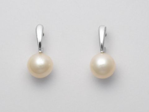 Silber Ohrringe mit Süßwasser Zuchtperlen, klassischen Steckerdesign, aus hochwertigem Sterling Silber, ideal für elegante Anlässe, hergestellt von Juwelier Harnisch.