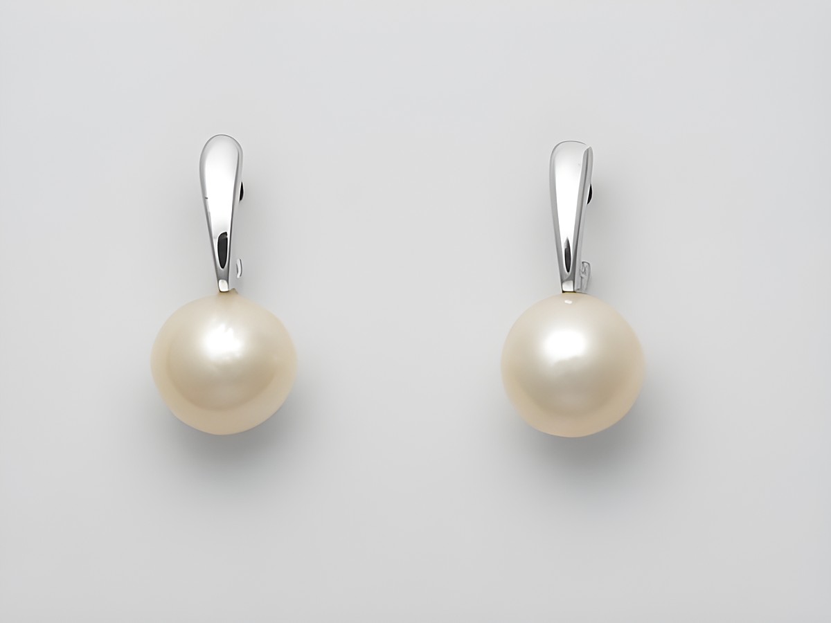 Silber Ohrringe mit Süßwasser Zuchtperlen, klassischen Steckerdesign, aus hochwertigem Sterling Silber, ideal für elegante Anlässe, hergestellt von Juwelier Harnisch.