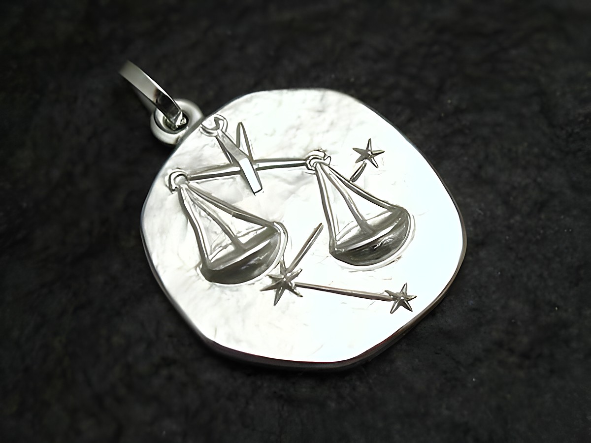 Waage Sternzeichen Anhänger aus Sterling Silber mit kunstvoll gestalteten Waage-Symbolen und Sternen, hergestellt von Juwelier Harnisch. Perfektes Schmuckstück für Liebhaber des Waage-Zeichens.