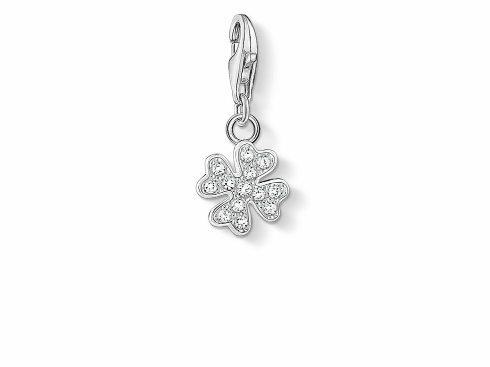 Charm-Anhänger von Thomas Sabo in Form eines Kleeblatts aus Sterling Silber, verziert mit weißen Zirkonia, als Glücksbringer geeignet für Schmuck und Accessoires.