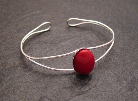 Jade rot Cabochon 17 cm Sterling Silber Armreifen von Juwelier Harnisch, mit elegantem Design und glänzendem roten Stein, Umfang 17 cm, ideal für stilvolle Auftritte.