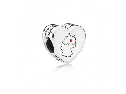 Charm von Pandora in Herzform aus Silber mit Emaille, verziert mit einer Deutschlandkarte und dem Schriftzug Germany, ideal für Verliebte. Modellnummer 792015 E005.