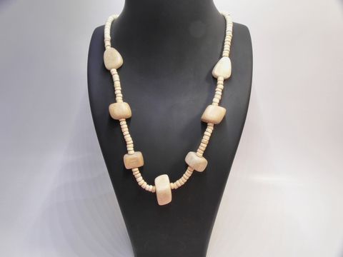 Holzkette Multiform 22 mm naturbraun 60 cm von Juwelier Harnisch, aus Naturholz mit unterschiedlichen Holzperlen, elegant und zeitlos, ideal für jeden Anlass.