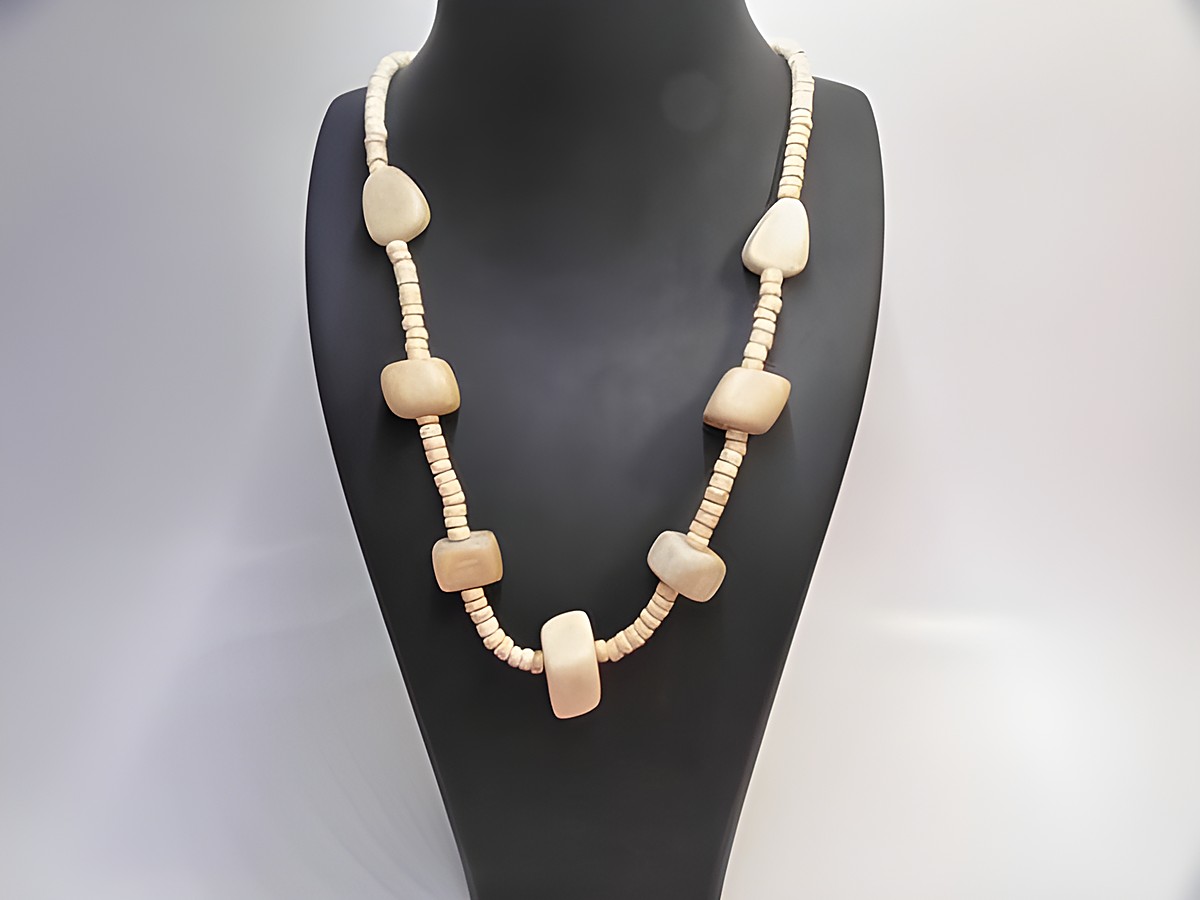 Holzkette Multiform 22 mm naturbraun 60 cm von Juwelier Harnisch, aus Naturholz mit unterschiedlichen Holzperlen, elegant und zeitlos, ideal für jeden Anlass.