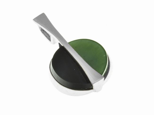 304616-0 Modischer Anhänger aus rhodiniertem Silber mit einer halben Fläche aus grünem Jade und der anderen aus schwarzem Onyx. Entworfen vom Juwelier Harnisch.