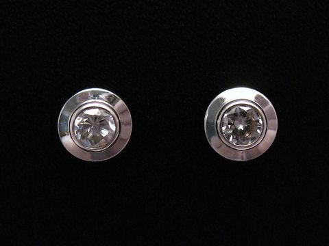 Ohrringe aus Weißgold 585 mit Brillant 0,13 ct W/Si, Hersteller Juwelier Harnisch, elegantes Design mit funkelndem Stein in kreisförmigen Fassungen.