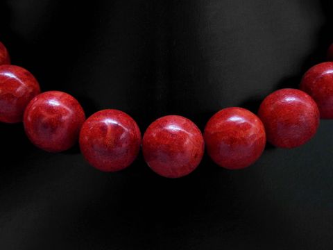 Fußkette Koralle -12mm 30 cm- mit Silber Karabiner, Hersteller Juwelier Harnisch, zeigt rote Korallenkugeln an einer eleganten Fußkette auf schwarzem Hintergrund.