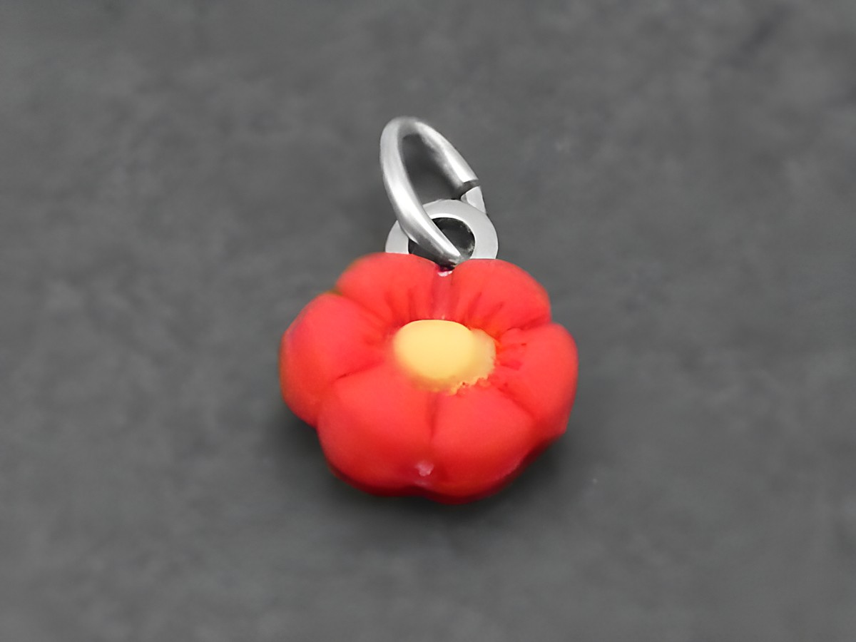 Blume Kautschuk Silber Anhänger tierisch von Juwelier Harnisch für Kinder, in leuchtendem Rot mit gelbem Mittelpunkt, ideal für verspielten Schmuck.