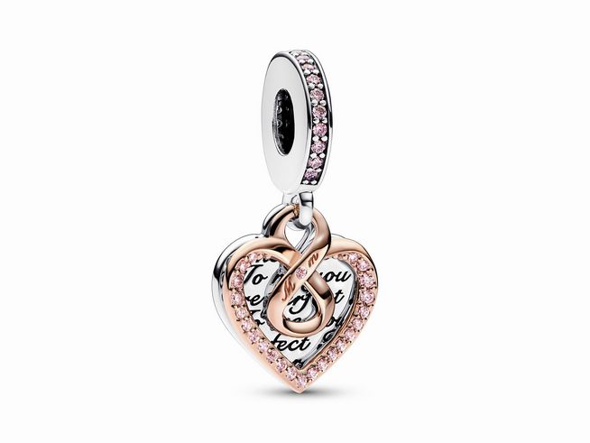 Bicolor Charm von Pandora in Form eines Unendlichkeits-Herz mit doppeltem Design, gefertigt aus Sterling Silber und roségoldvergoldet, verziert mit rosa Zirkonia und einer Inschrift.