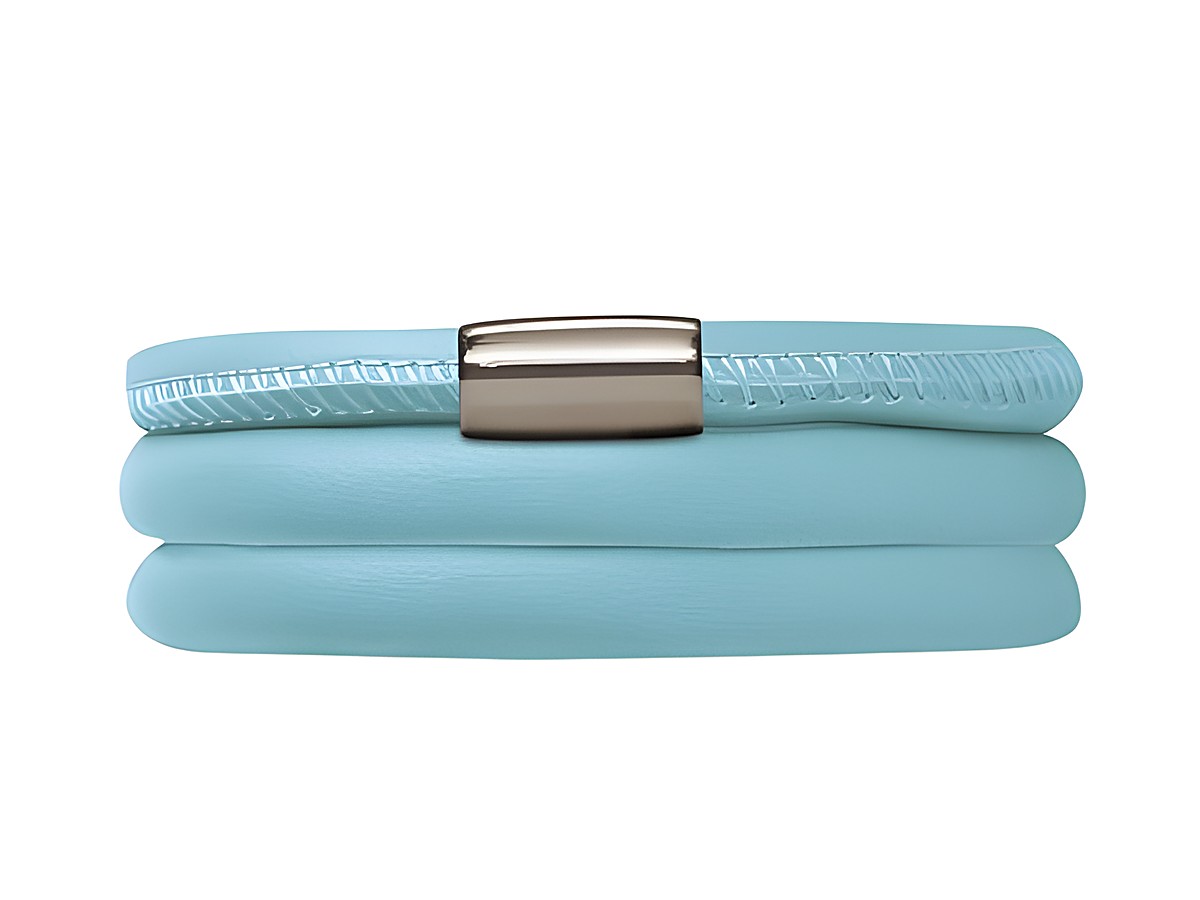 Endless Lederarmband 12111-54 cm Light Blue Triple aus Edelstahl Silber, dreifach gewickelt, kombiniert elegantes Design mit weichem Leder in hellblauer Farbe.