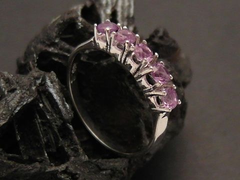 Weißgoldring charmant - Weißgold 585 - Amethyst Gr 54,5 vom Hersteller Juwelier Harnisch, bis Gr 56/18, elegant gefasste Amethyste auf einem stilvollen Ringband.