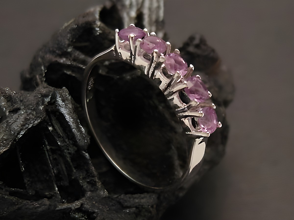 Weißgoldring charmant - Weißgold 585 - Amethyst Gr 54,5 vom Hersteller Juwelier Harnisch, bis Gr 56/18, elegant gefasste Amethyste auf einem stilvollen Ringband.