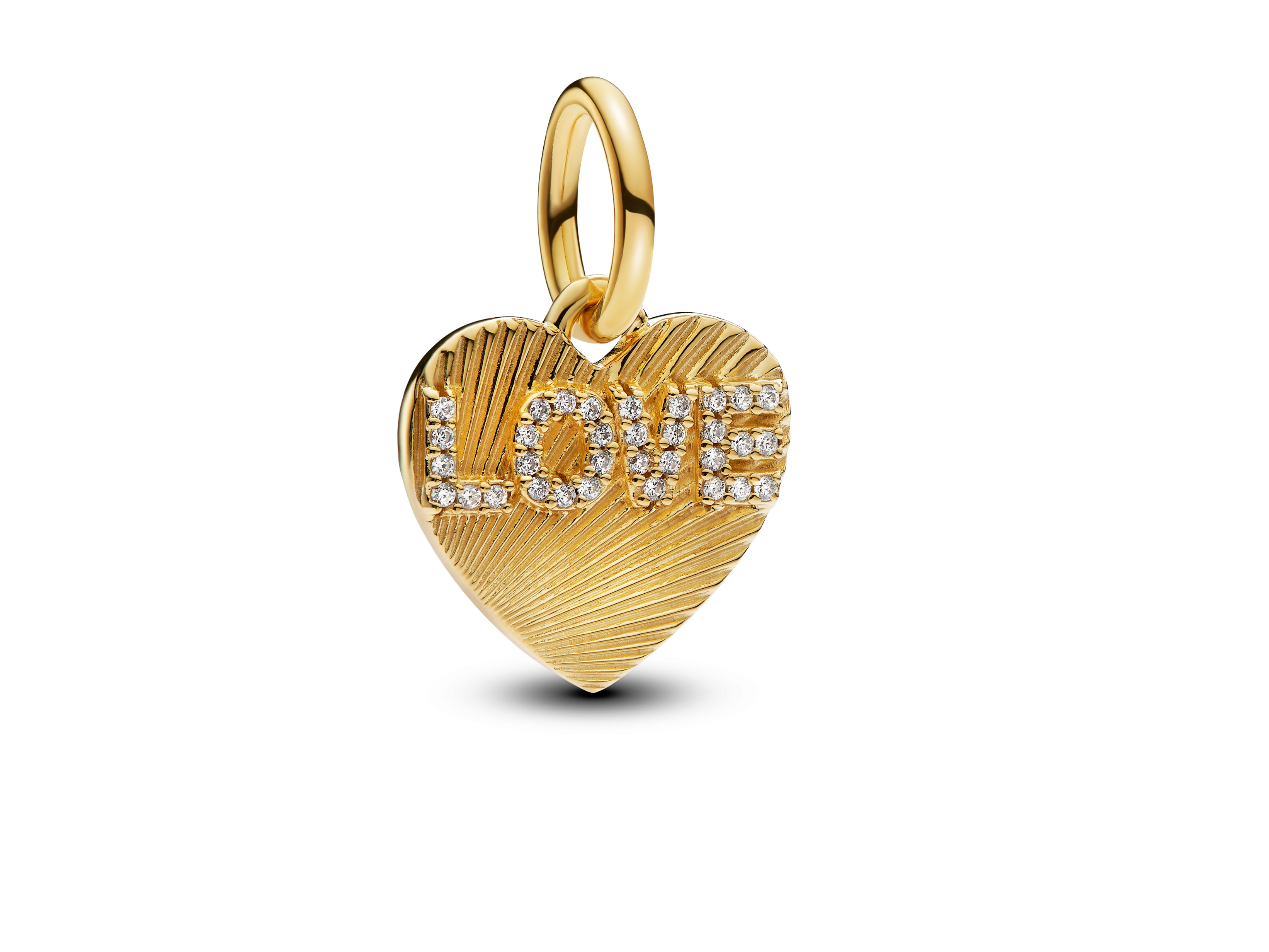 Ein goldenes Herzanhänger von Pandora mit dem eingravierten Wort LOVE, verziert mit klaren Zirkonia-Steinen und einem strukturierten Design, ideal für Schmuckliebhaber.