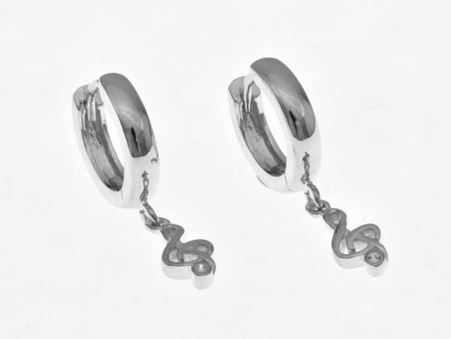 Ohrhänger aus rhodiniertem Sterling Silber mit Notenschlüssel-Anhänger und funkelndem Zirkonia, entworfen von Juwelier Harnisch, stilvolle Creolen.