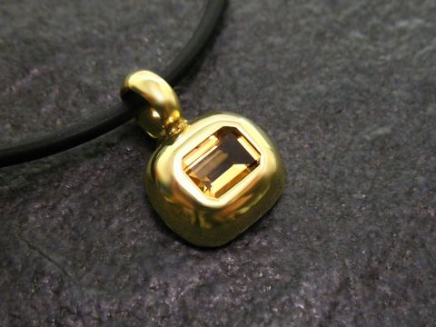 Eckig Goldanhänger mit einem schmalen, rechteckigen Stein in der Mitte, an schwarzem Halsband, von Juwelier Harnisch, Designer Schmuck, edles und modernes Design.