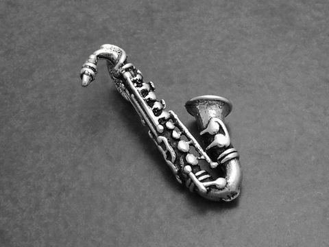 Silberner Saxophon Anhänger aus dem Hause Juwelier Harnisch, stilvolles Musikinstrument für Musikliebhaber, perfektes Accessoire für jedes Outfit, ideal als Geschenk oder zum Selbsttragen.