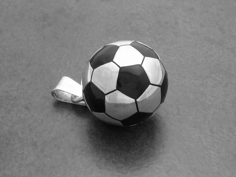 XL Fußball Anhänger aus Sterling Silber, schwarz-weiße Fußball-Design, idealer Deutschland Fanartikel von Juwelier Harnisch, perfektes Accessoire für Fußballfans.
