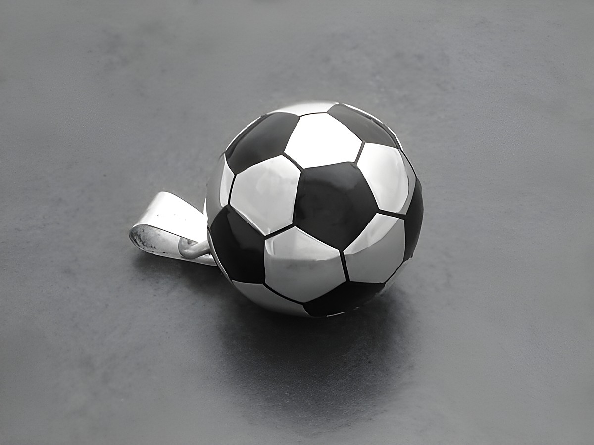 XL Fußball Anhänger aus Sterling Silber, schwarz-weiße Fußball-Design, idealer Deutschland Fanartikel von Juwelier Harnisch, perfektes Accessoire für Fußballfans.